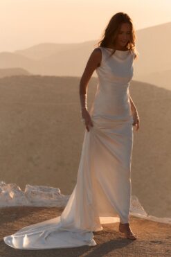 Minimalist backless wedding dress with sweep train at sunset
